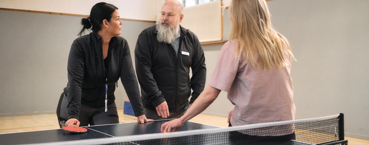 En person som guidar en grupp eller interagerar med ungdomar i en trygg miljö